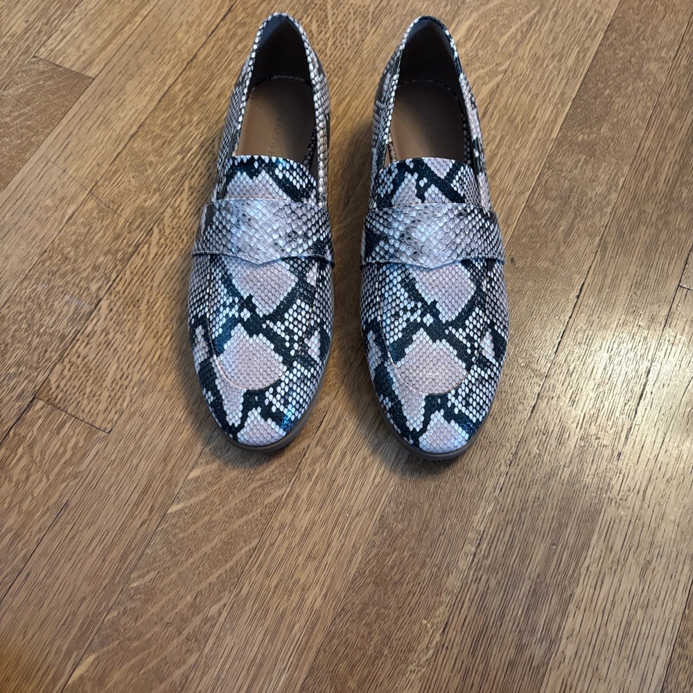 AEROSOLES Black and Cream Snakeskin Flats